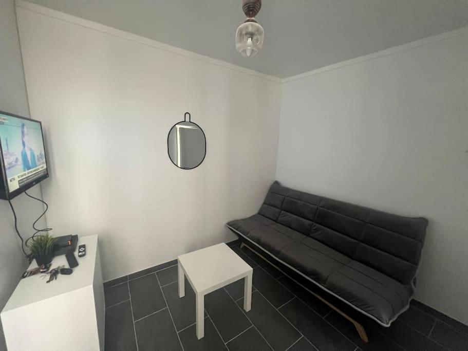 Studio Cosy Refait A Neuf Levallois Exterior photo