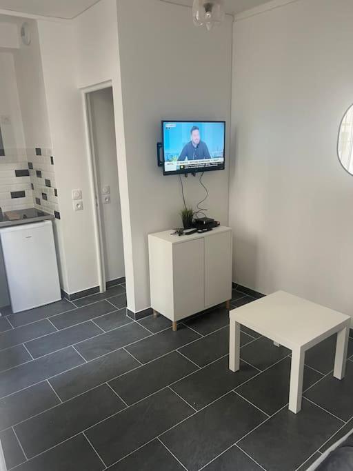 Studio Cosy Refait A Neuf Levallois Exterior photo